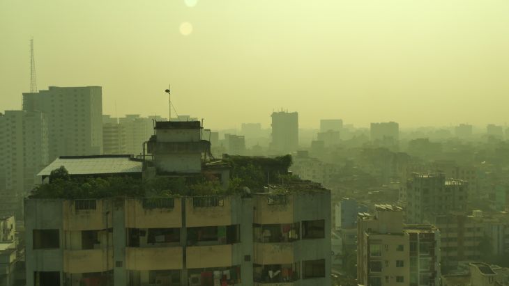Smog w 20-milionowej stolicy Bangladeszu to codzienność. Fot. Adobe Stock / Friemann